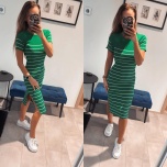 Roheline triibuline lõhikuga kleit